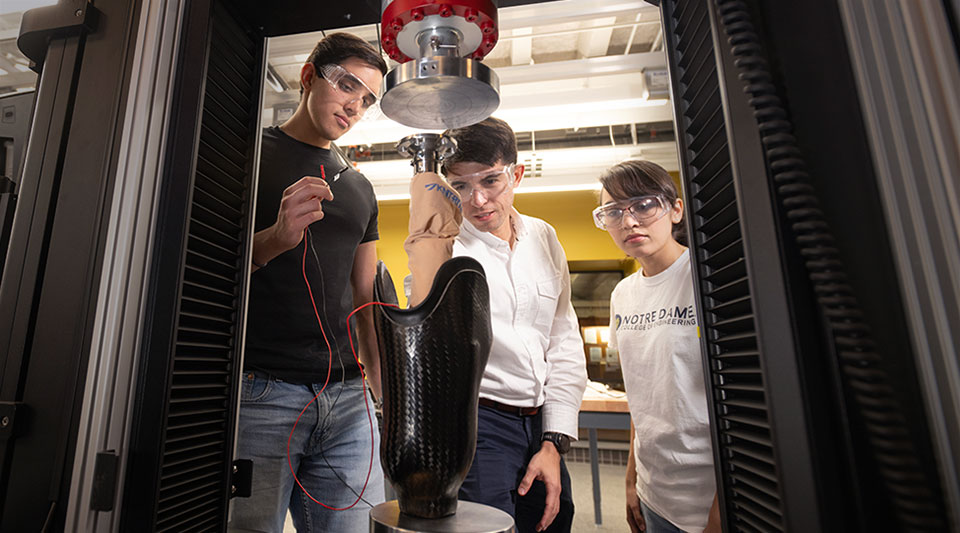 Bolivar-Nieto and student researchers test prosthetic