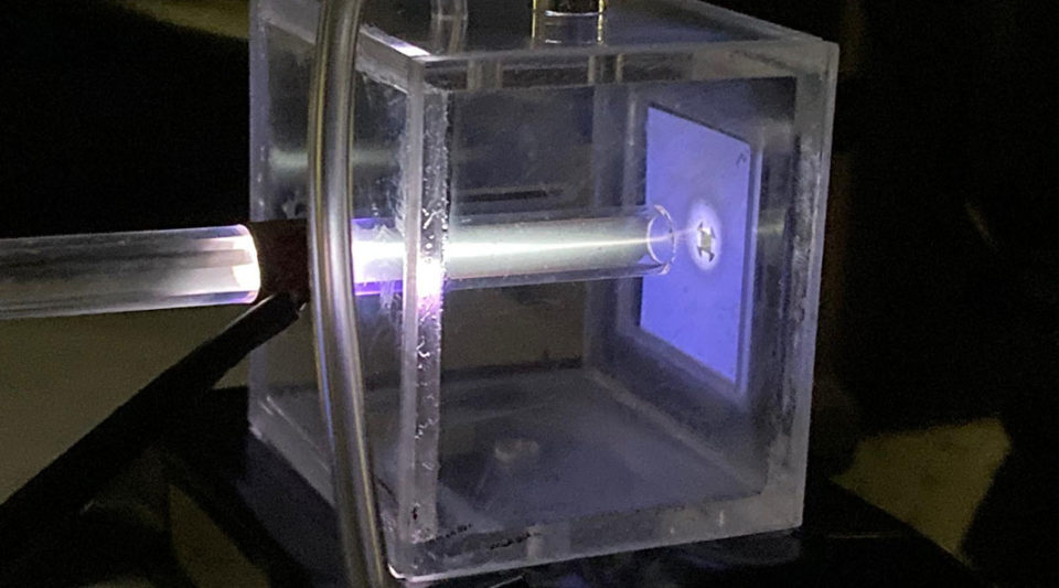 Low-temperature plasma sintering using conditions optimized by machine learning helps improve the energy conversion efficiency of 3D-printed thermoelectric materials.